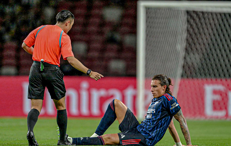 arsenal-lo-sot-vo-vi-calafiori-chan-thuong