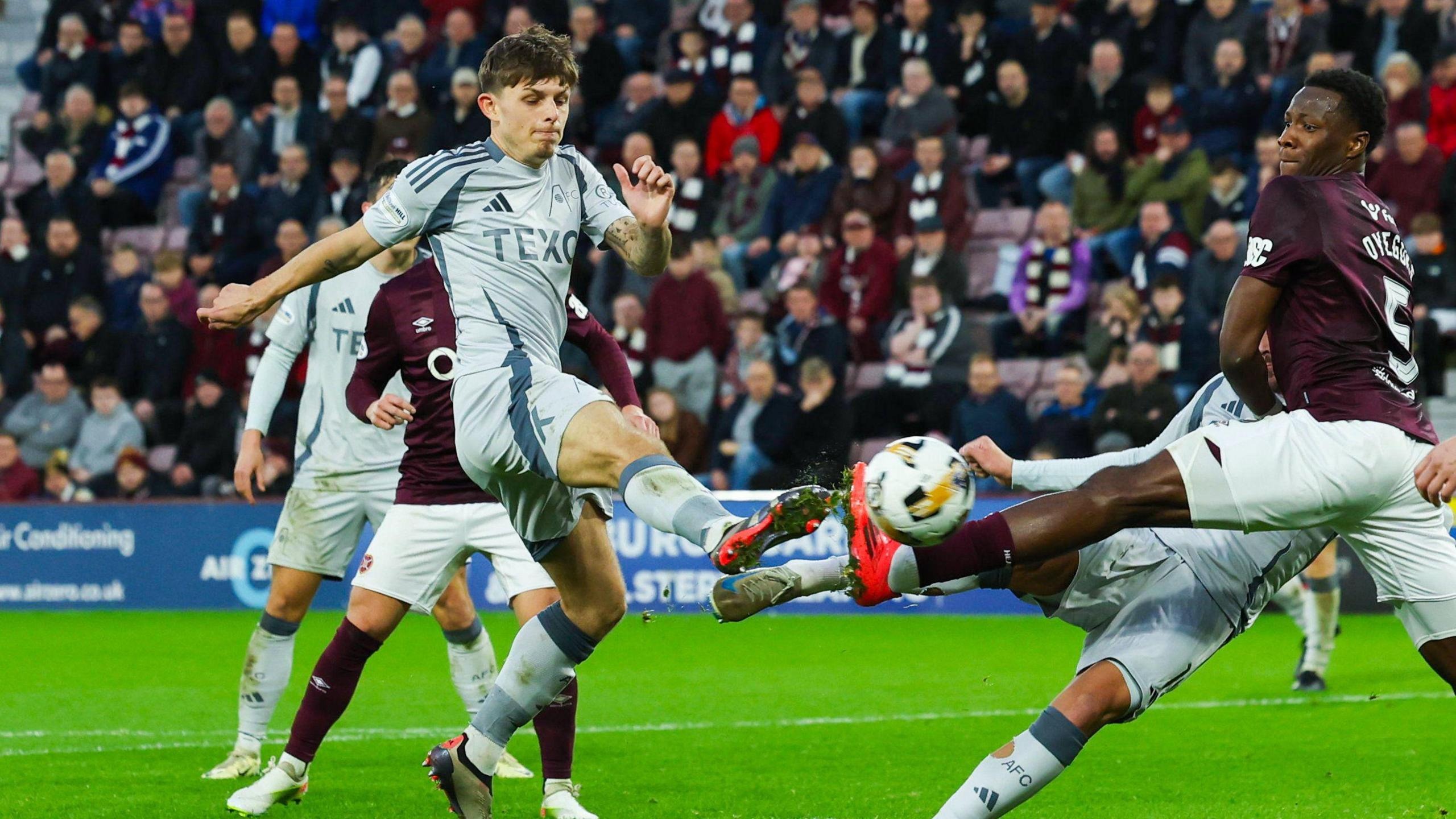 Nhận định soi kèo Hearts vs Aberdeen lúc 02h00 ngày 5/8/2025 nhan-dinh-soi-keo-hearts-vs-aberdeen-luc-02h00-ngay-5-8-2025-1